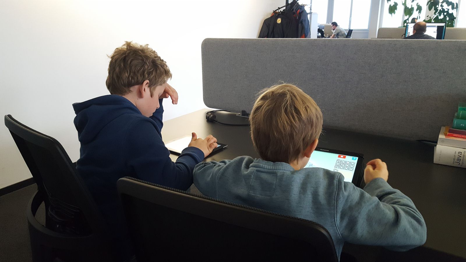 Zukunftstag 2019: Lukas und Leo beim Programmieren mit Lightbot