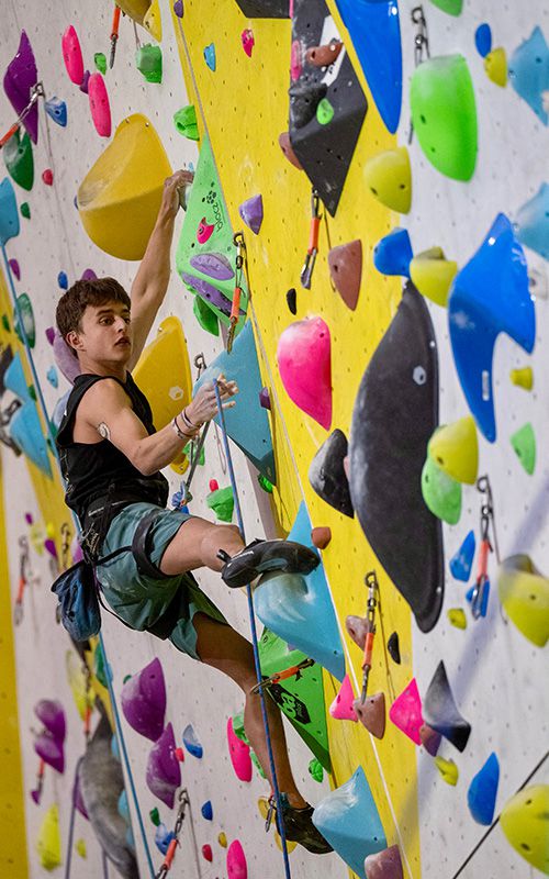 Levin Casoni an der Kletterwand