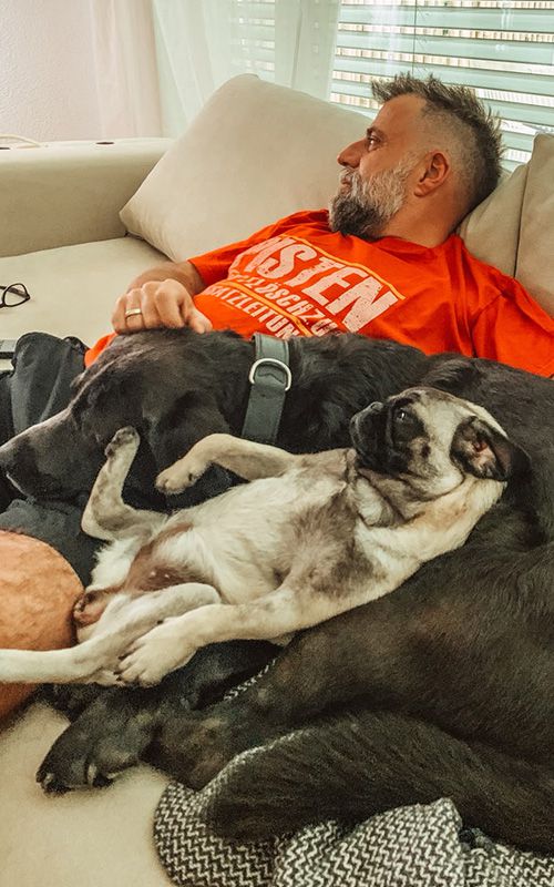 Achim mit seinen Hunden auf der Couch